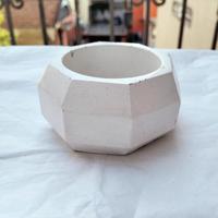 Vaso "Bagliore di Diamante" in cemento bianco 
