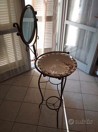 Vecchia Toilette in ferro battuto colore ottone 