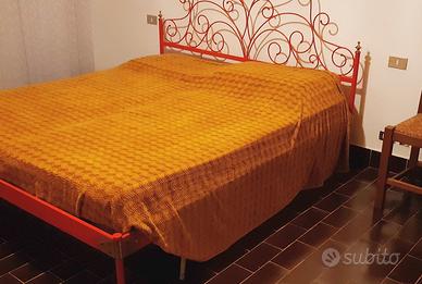 Struttura letto con testata in ferro battuto