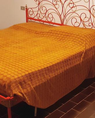Struttura letto con testata in ferro battuto