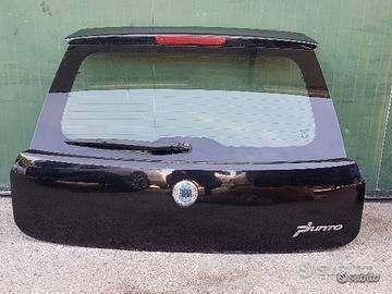 Portellone posteriore di colore nero grande punto