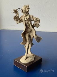 Statuetta Vintage in Plastica con Base in Legno