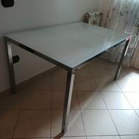 Tavolo Ikea in acciaio e base in vetro. 