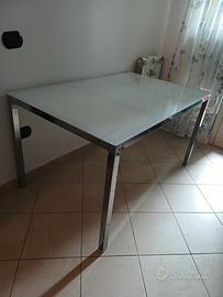 Tavolo Ikea in acciaio e base in vetro. 