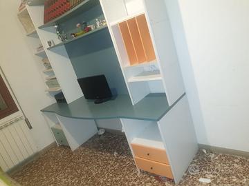 Ampia scrivania con cassetti