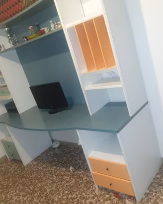 Ampia scrivania con cassetti
