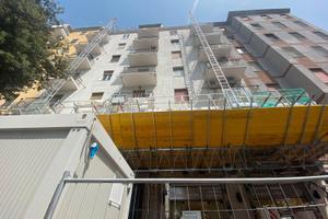 PIATTAFORMA DI LAVORO AUTOSOLLEVANTE SU COLONNE