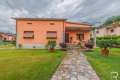Villa di 375 m² con 5 locali e box auto doppio a G