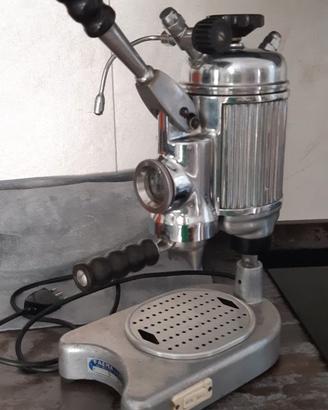Vecchia Macchina per Caffè Faemina