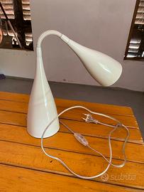Lampada da tavolo bianca smaltata