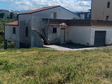 Casa singola - giardino- su piu' livelli