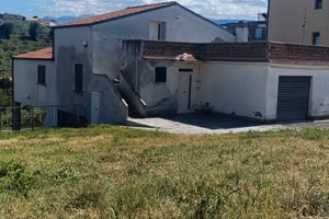 Casa singola - giardino- su piu' livelli