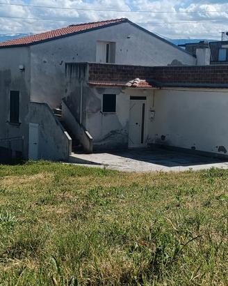 Casa singola - giardino- su piu' livelli
