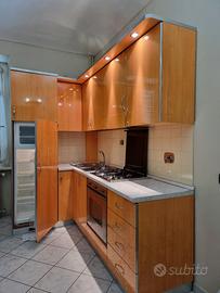 Cucina in laminato arancione 