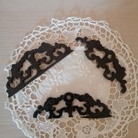 Antiche cornici a traforo in legno colore nero.