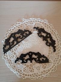 Antiche cornici a traforo in legno colore nero.