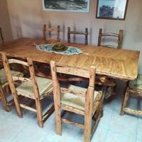 Tavoli e sedie artigianali in ginepro