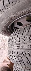 4 ruote complete di cerchi e gomme termiche