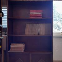 Libreria in legno con scaffali