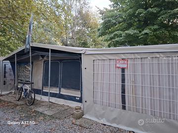 Caravan e veranda con copertura in campeggio