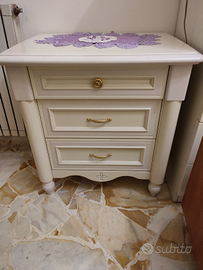 Comodino in legno pieno