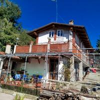 Villa a tre piani immersa nel verde