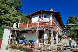 Villa a tre piani immersa nel verde