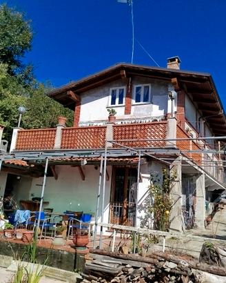 Villa a tre piani immersa nel verde