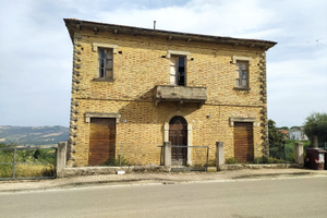 Villa Unifamiliare da Ristrutturare con Corte