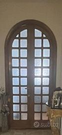 Elegante porta a vetri in legno