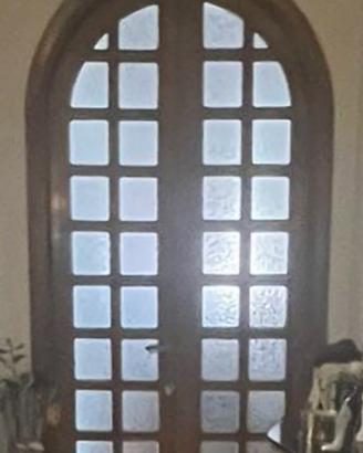 Elegante porta a vetri in legno