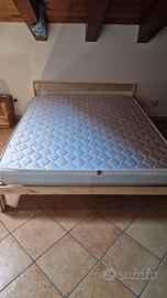 Materasso matrimoniale e struttura letto