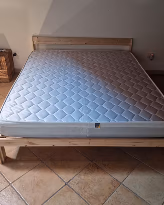 Materasso matrimoniale e struttura letto