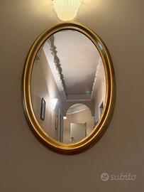 Specchio ovale con cornice dorata