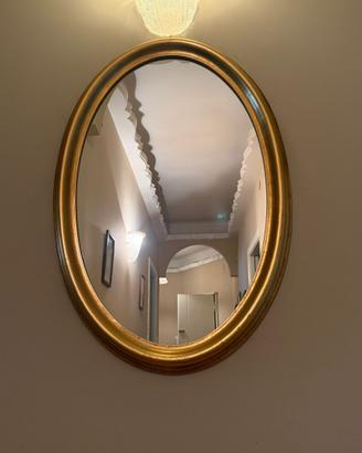 Specchio ovale con cornice dorata