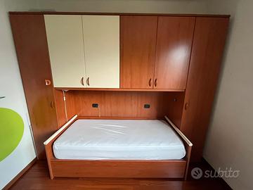Camera a ponte con modulo scrivania estraibile