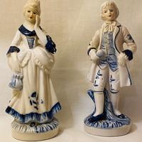 Coppia di statue in porcellana bianche e blu