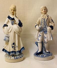 Coppia di statue in porcellana bianche e blu