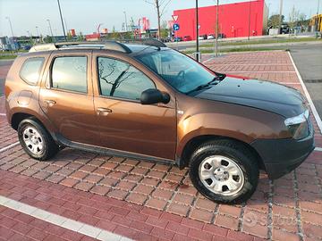 Dacia Duster 4x4 GPL 6 marce con gancio traino 