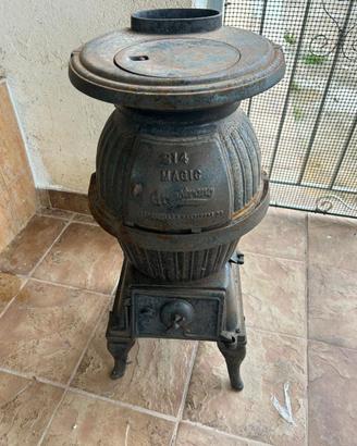 Stufa antica in ghisa