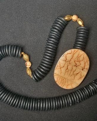 Collana etnica tribale in osso di design