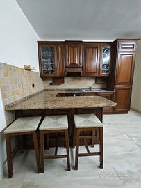 Cucina Scavolini in legno massello con penisola 