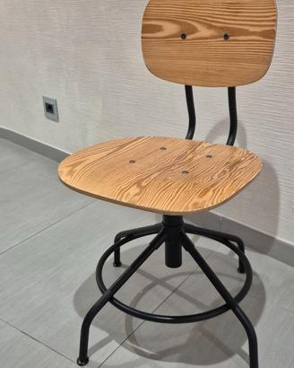 Sedia sgabello girevole in legno
