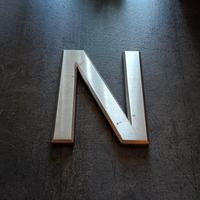 Lettera decorativa "N" in acciaio inox satinato