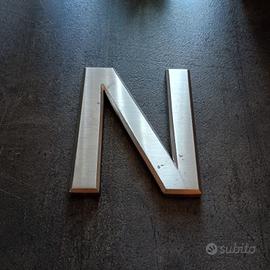 Lettera decorativa "N" in acciaio inox satinato