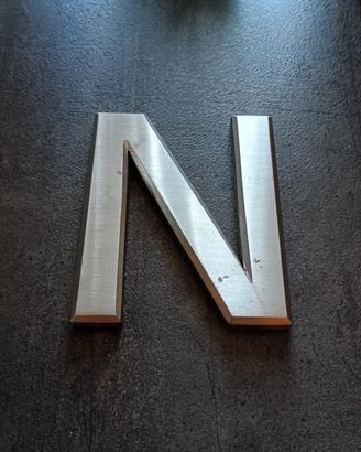 Lettera decorativa "N" in acciaio inox satinato