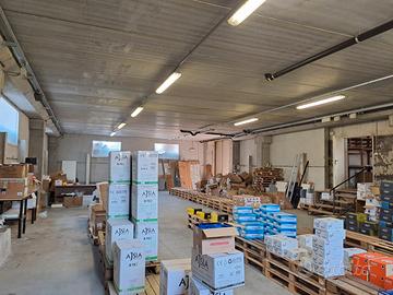 Capannone con uffici