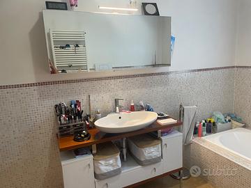 Mobile arredo bagno con lavandino