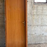 Porta comprensiva di telaio