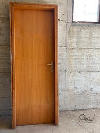Porta comprensiva di telaio